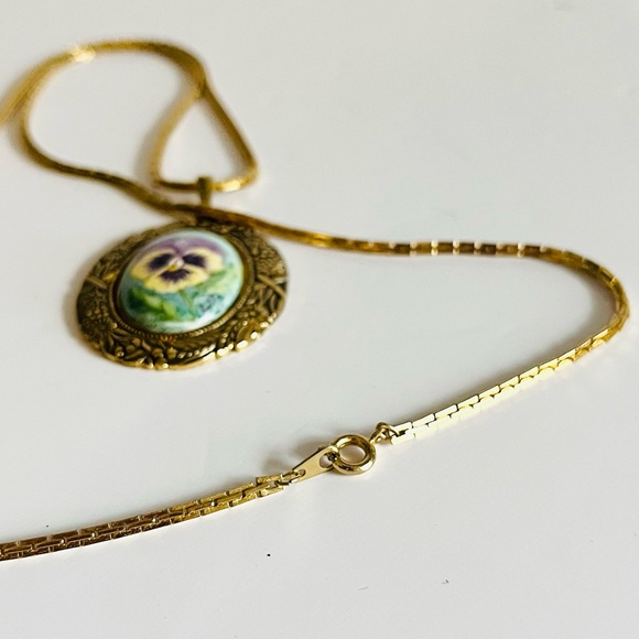 Vintage Gold Tone Hand Painted Pansy Porcelain Pendant Necklace - Picture 6 of 7